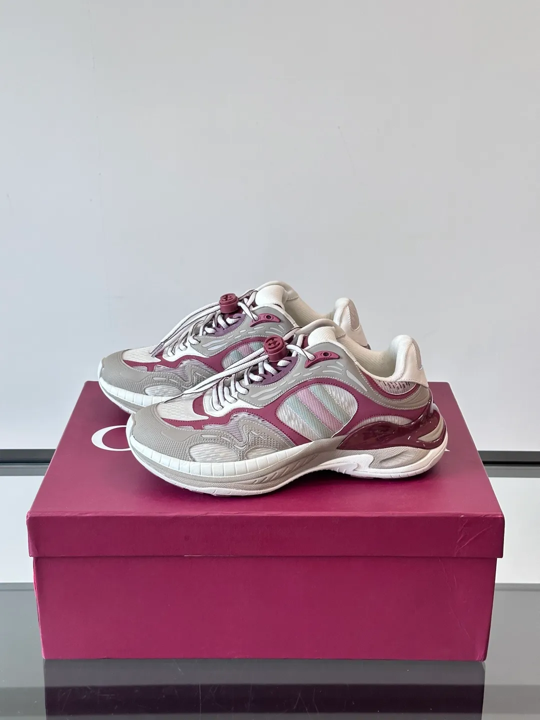 [G Home] Top P: 1020💰 Men’s size will be released first Size: 39-45 (45 customized) Gucci Gucci, couple model, women’s model will be released later, new 2.0 futuristic sports shoes‼ ️A pair of subversive sneakers is here. Gucci 2.0, a full series of 4 colors with key investment, smart silhouette: slightly curved forefoot design, you can clearly feel the propulsion when commuting and trotting, and it can enhance the sense of line extension when paired with wide-leg pants or cycling pants. EVA thick soles not only have a comfortable height-increasing effect, but also reduce weight (it actually lasts 3 hours of shopping without tiring your feet!) Highlight moments for lazy people: 2. Just choose it for airport wear! You can take them off in seconds after passing the security check (you can put them on as soon as you lift the heel strap), because the shoes come with a sliding buckle, so no need! ! Tie your shoes. Really achieve the sense of relaxation that goes with you.
